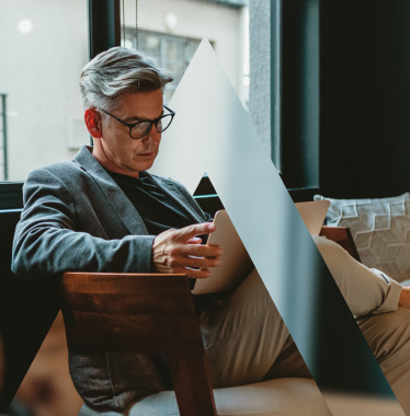 retail investor sitting with his laptop